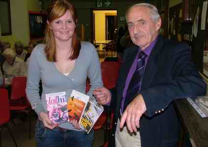Vernon Jones a Caryl Lewis, enillydd Llyfr y Flwyddyn, yn y Gymdeithas, Hydref 2005